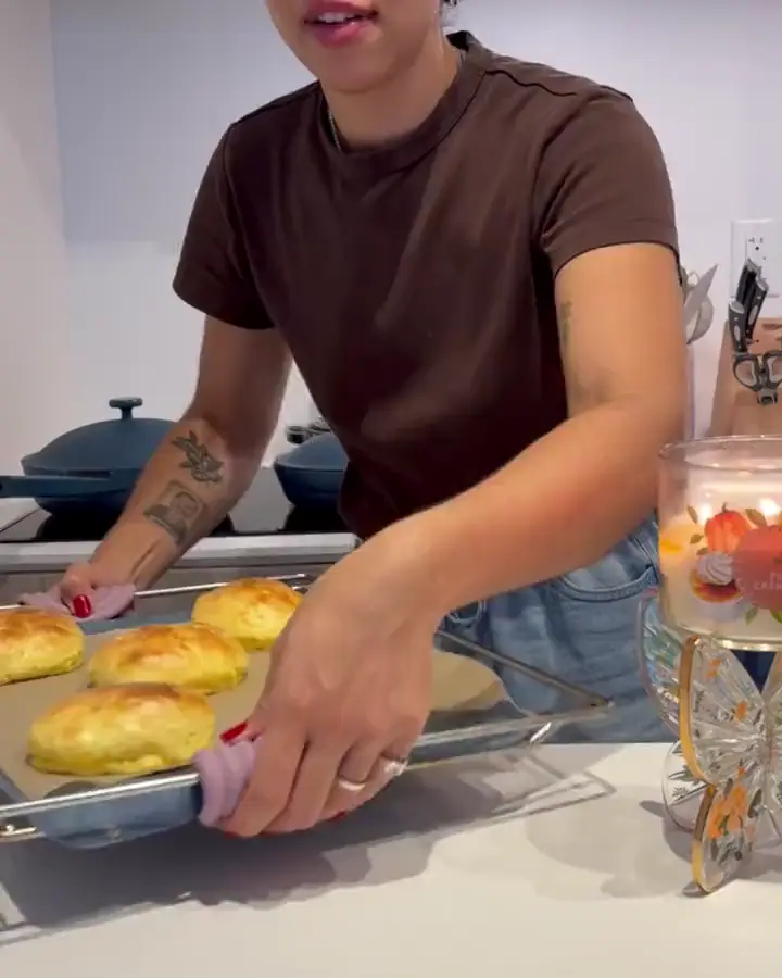 Pãezinhos dourados partidos ao meio mostrando o miolo